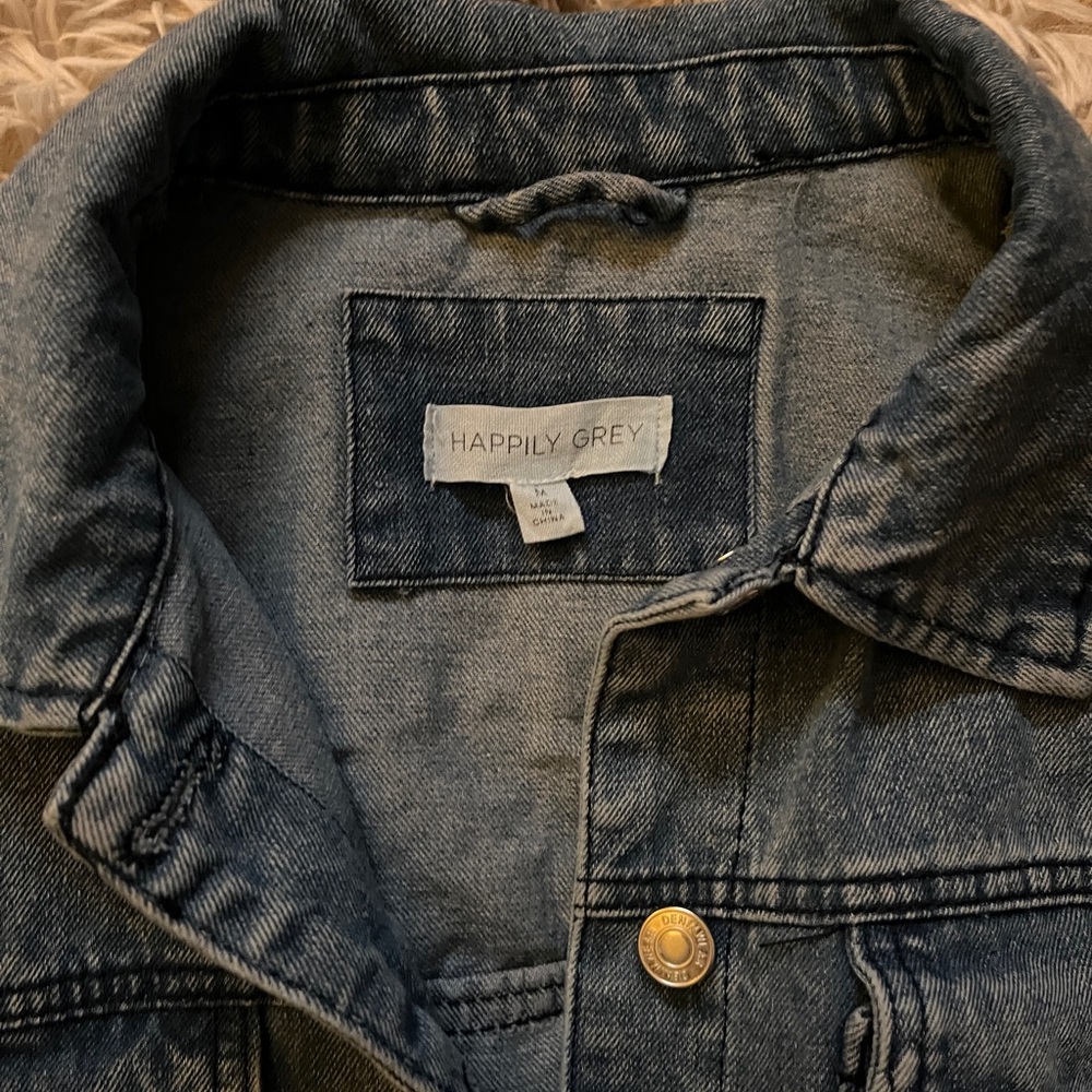 Stylish Cropped Denim Jacket - image 6